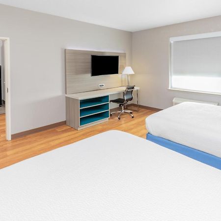 Days Inn & Suites By Wyndham San Antonio Near Frost Bank Center Exteriör bild