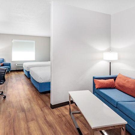 Days Inn & Suites By Wyndham San Antonio Near Frost Bank Center Exteriör bild