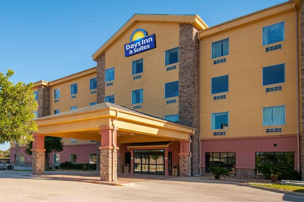 Days Inn & Suites By Wyndham San Antonio Near Frost Bank Center Exteriör bild