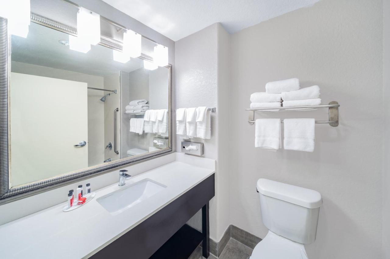 Days Inn & Suites By Wyndham San Antonio Near Frost Bank Center Exteriör bild