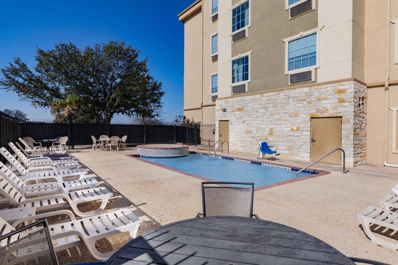Days Inn & Suites By Wyndham San Antonio Near Frost Bank Center Exteriör bild