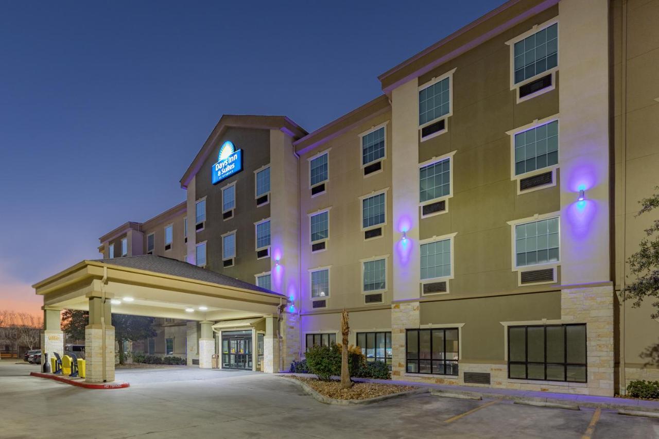 Days Inn & Suites By Wyndham San Antonio Near Frost Bank Center Exteriör bild