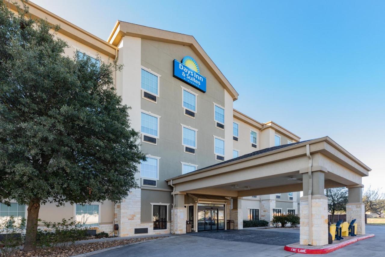 Days Inn & Suites By Wyndham San Antonio Near Frost Bank Center Exteriör bild