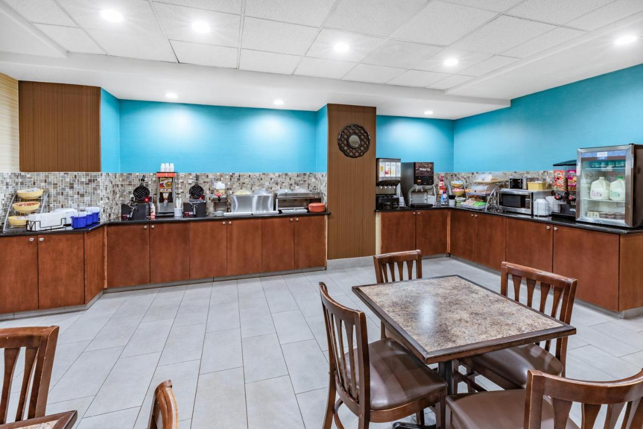 Days Inn & Suites By Wyndham San Antonio Near Frost Bank Center Exteriör bild
