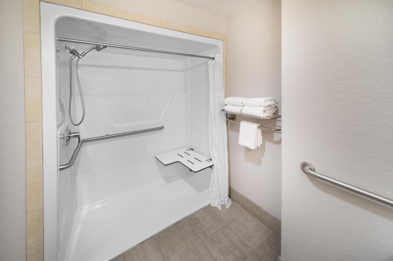 Days Inn & Suites By Wyndham San Antonio Near Frost Bank Center Exteriör bild