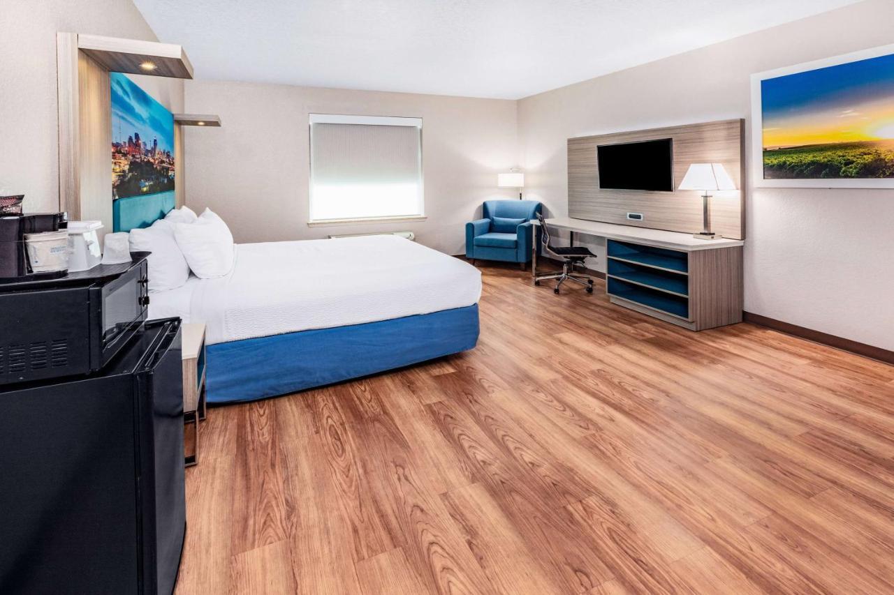 Days Inn & Suites By Wyndham San Antonio Near Frost Bank Center Exteriör bild