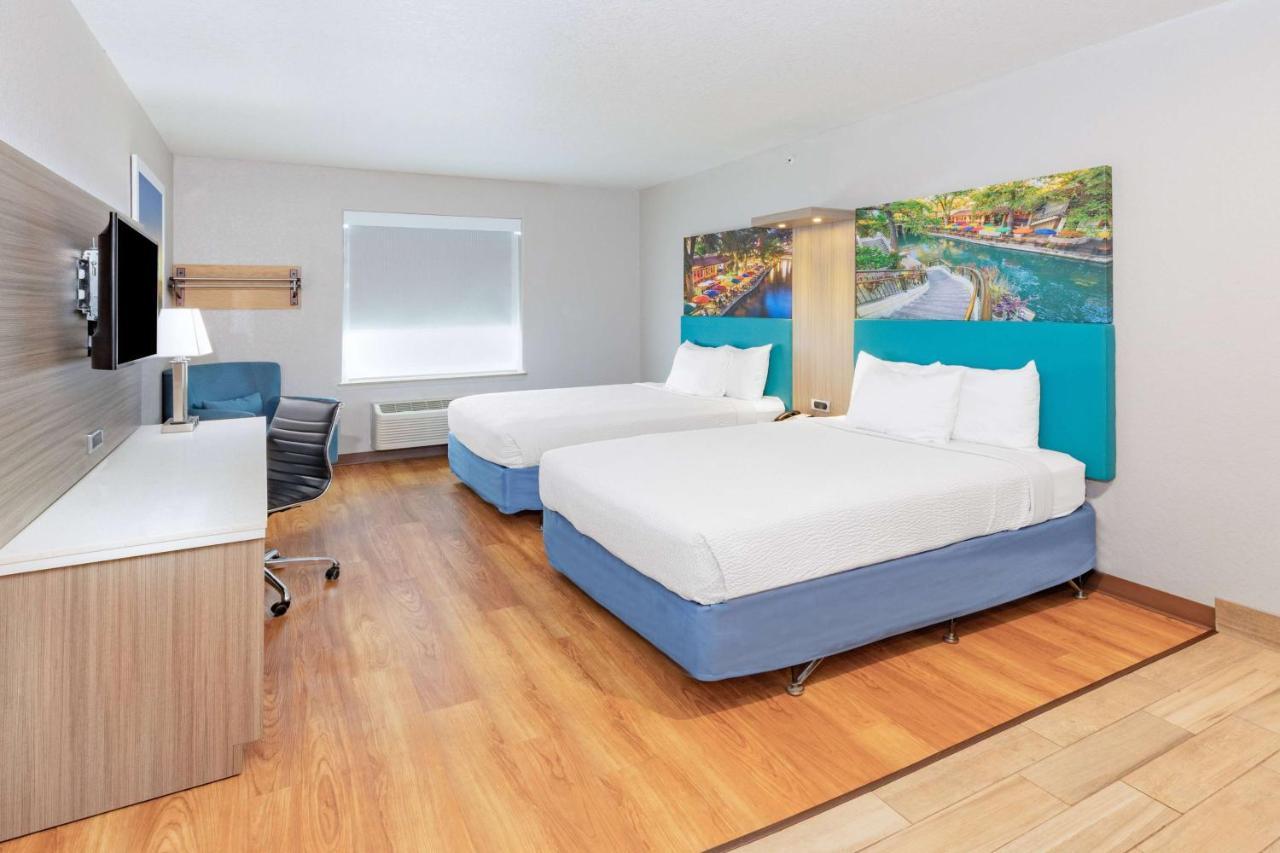 Days Inn & Suites By Wyndham San Antonio Near Frost Bank Center Exteriör bild