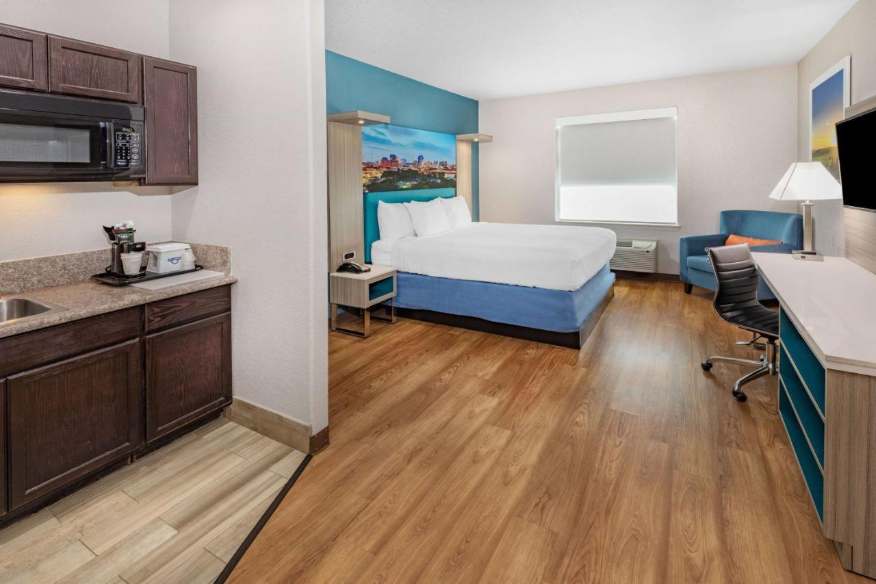 Days Inn & Suites By Wyndham San Antonio Near Frost Bank Center Exteriör bild