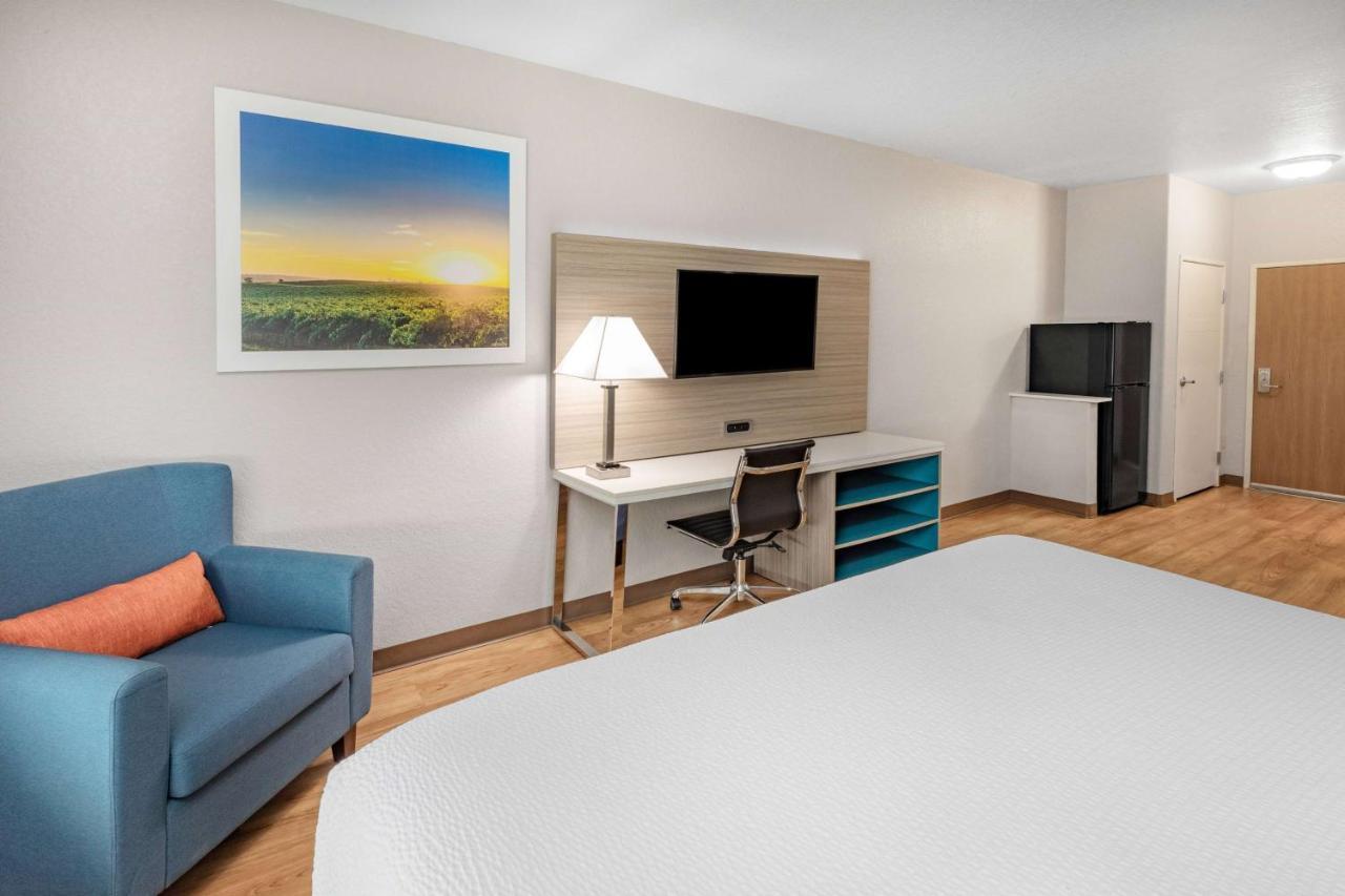 Days Inn & Suites By Wyndham San Antonio Near Frost Bank Center Exteriör bild