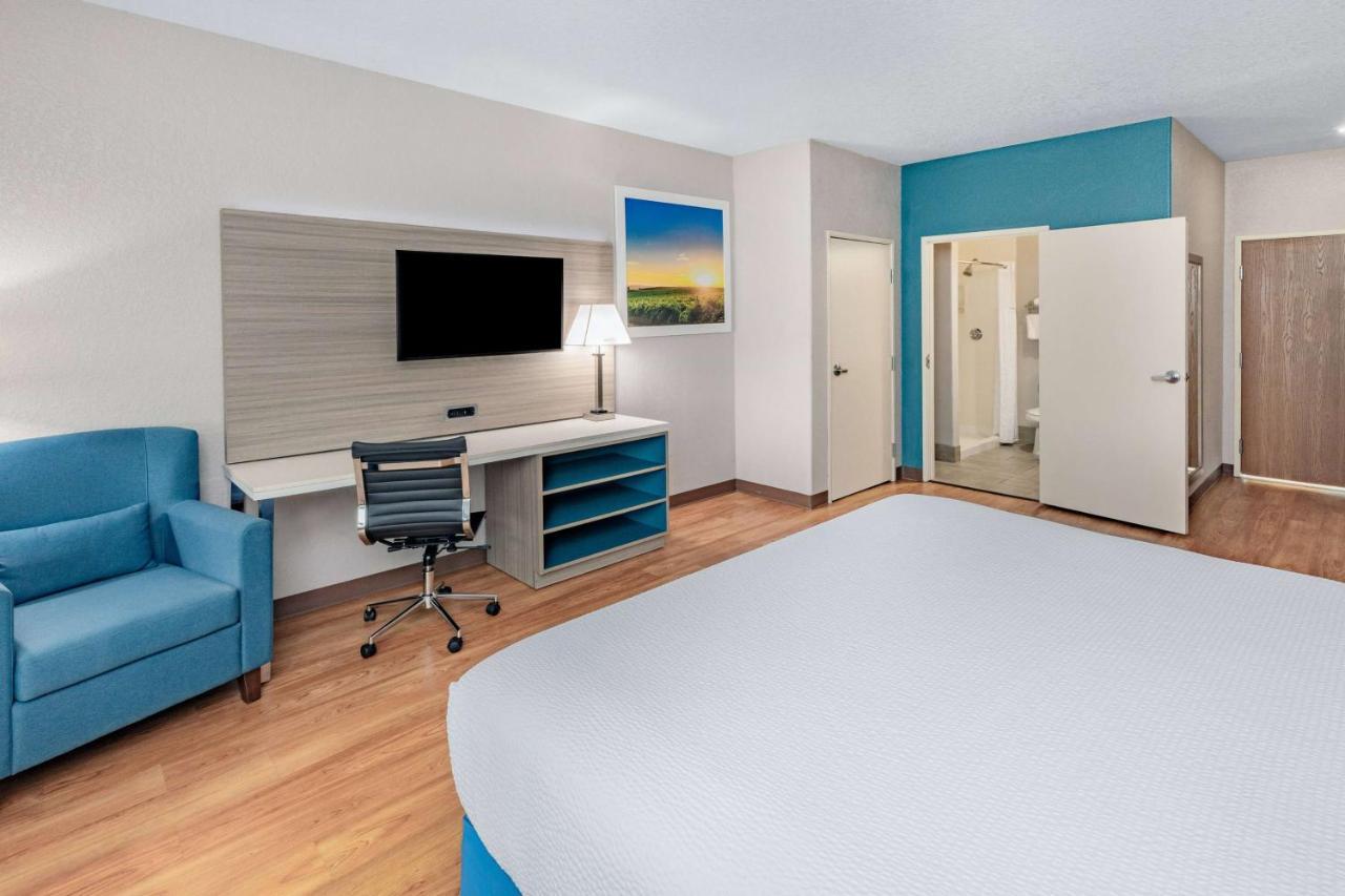 Days Inn & Suites By Wyndham San Antonio Near Frost Bank Center Exteriör bild