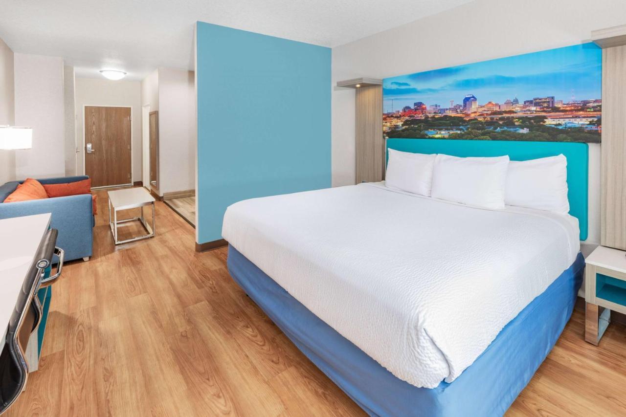 Days Inn & Suites By Wyndham San Antonio Near Frost Bank Center Exteriör bild