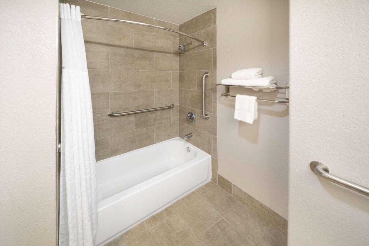 Days Inn & Suites By Wyndham San Antonio Near Frost Bank Center Exteriör bild