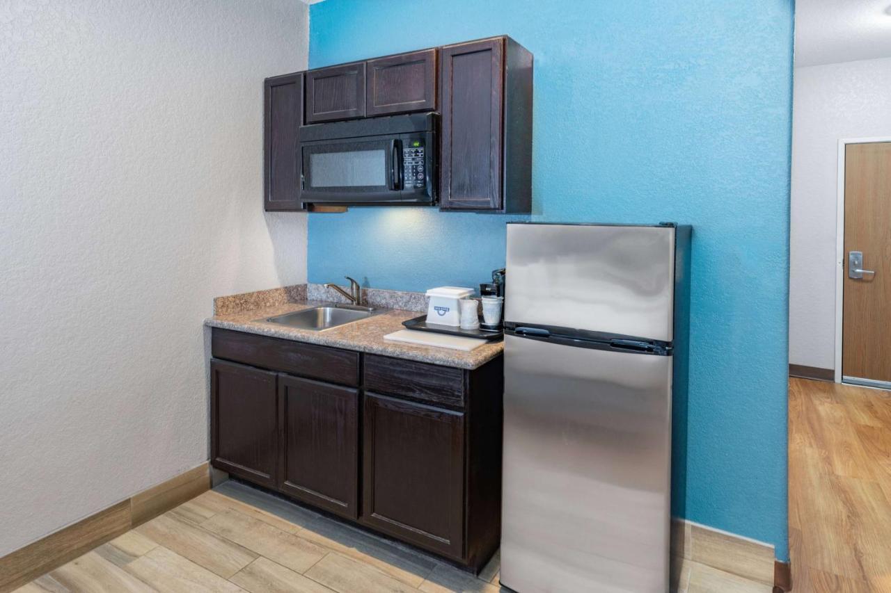 Days Inn & Suites By Wyndham San Antonio Near Frost Bank Center Exteriör bild