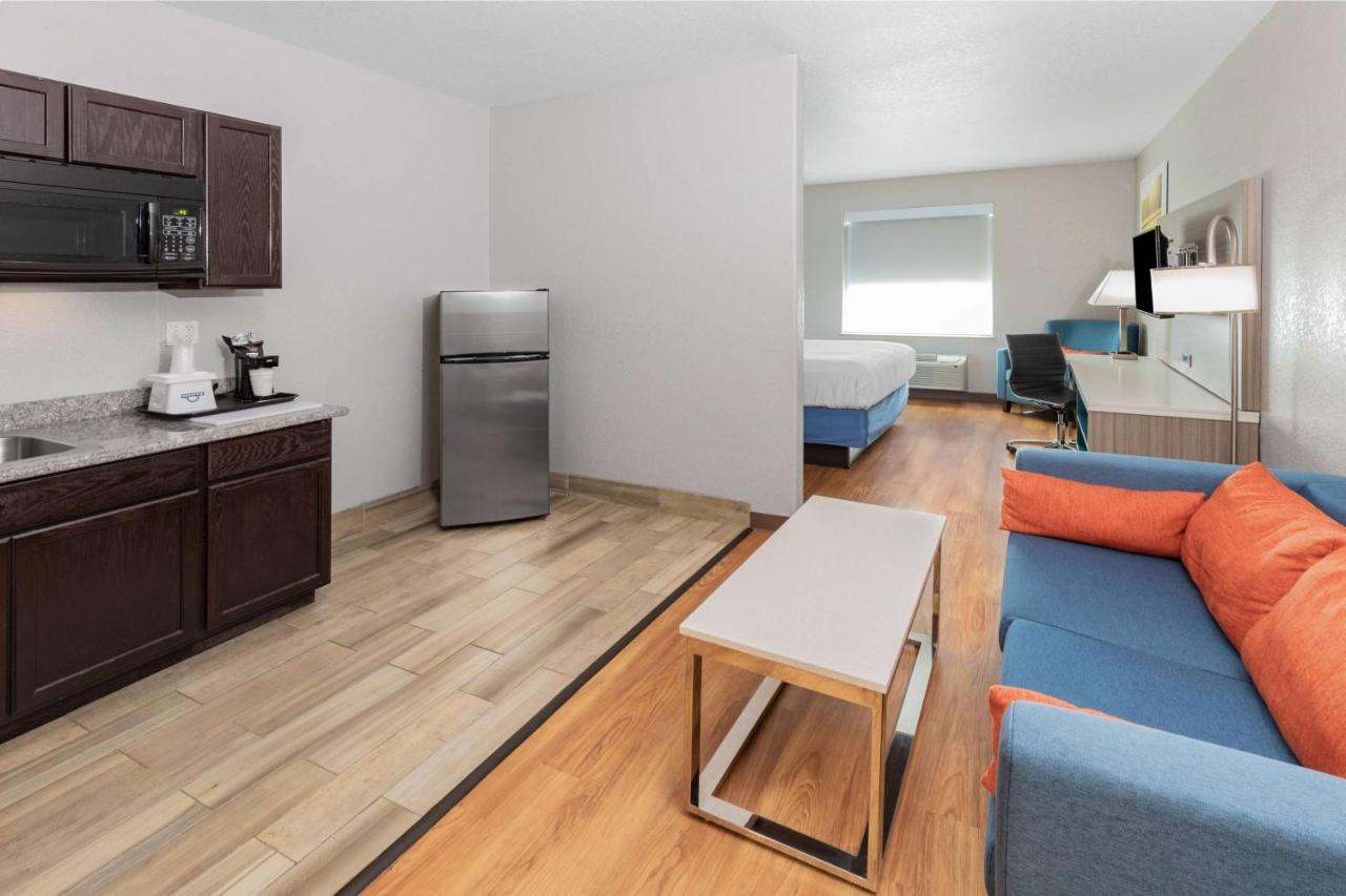 Days Inn & Suites By Wyndham San Antonio Near Frost Bank Center Exteriör bild